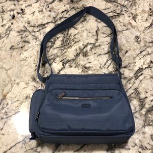 Navy blue lug crossbody with many pocket so cute!